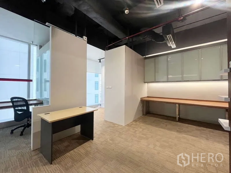 สำนักงาน ให้เช่าในWatthana, Bangkok - พื้นที่ทำงานกั้นด้วยกระจก มีโต๊ะทำงาน ตู้ลอยและเคาน์เตอร์ยาว