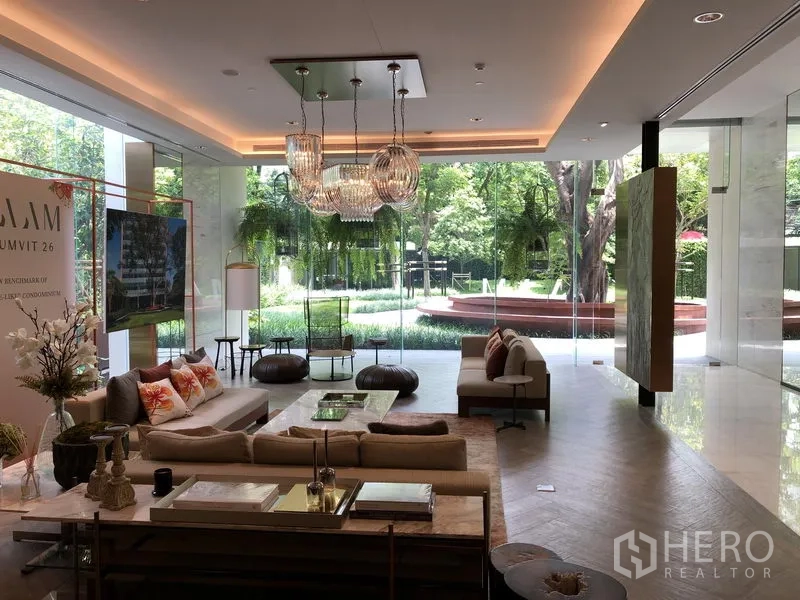 公寓 出租或出售在Khlong Toei, Bangkok - 高雅大堂休息区，水晶吊灯与花园景观一览无遗。