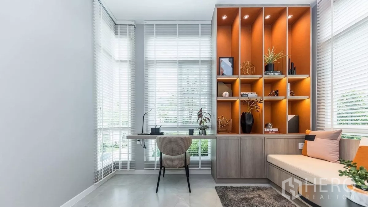 Detached House for rent in Prawet, Bangkok - Bright home office with floor-to-ceiling windows, built-in desk and illuminated shelving.