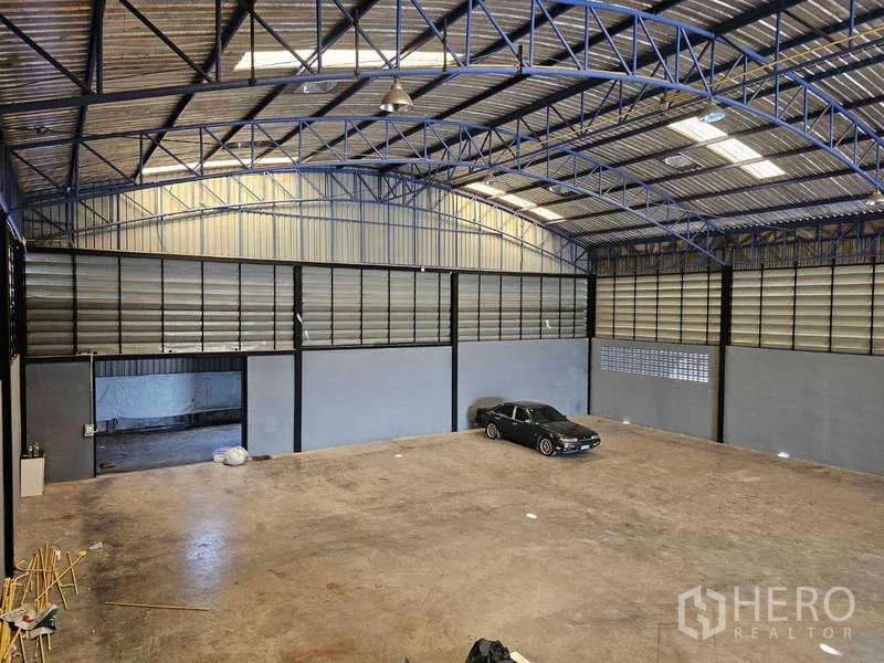 Warehouse for rent or sale in Khlong Toei, Bangkok - Mezzanine view across the wide warehouse bay with continuous ventilation panels.