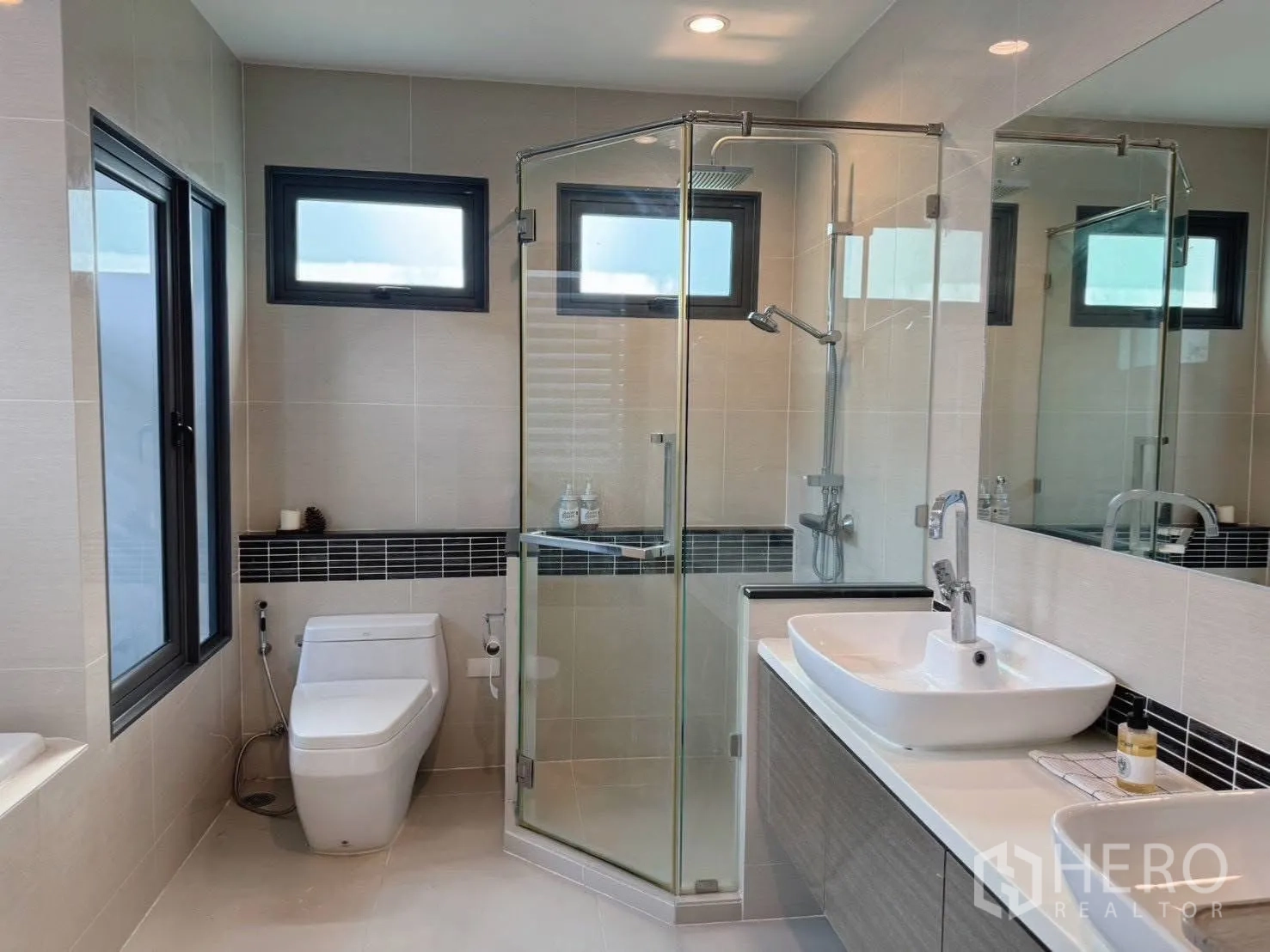 บ้านเดี่ยว for rent or sale in Suan Luang, Bangkok - ห้องน้ำสว่างมีตู้กระจกกั้นอาบน้ำ เคาน์เตอร์อ่าง และก๊อกแบบโมเดิร์น