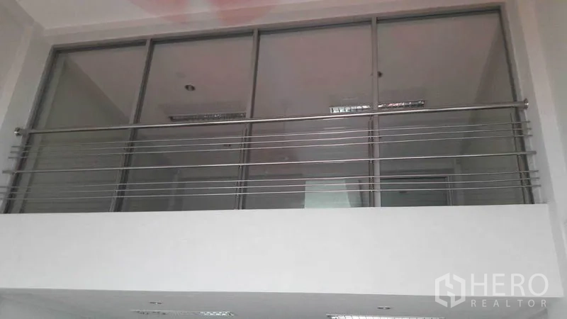 办公空间 出租在Bueng Kum, Bangkok - 夹层空间配不锈钢栏杆与大幅玻璃墙，顶部筒灯照明。