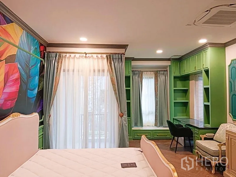 บ้าน ให้เช่าหรือขายในSaphan Sung, Bangkok - ห้องนอนพร้อมตู้บิลท์อินสีเขียว โต๊ะทำงาน และประตูออกระเบียง