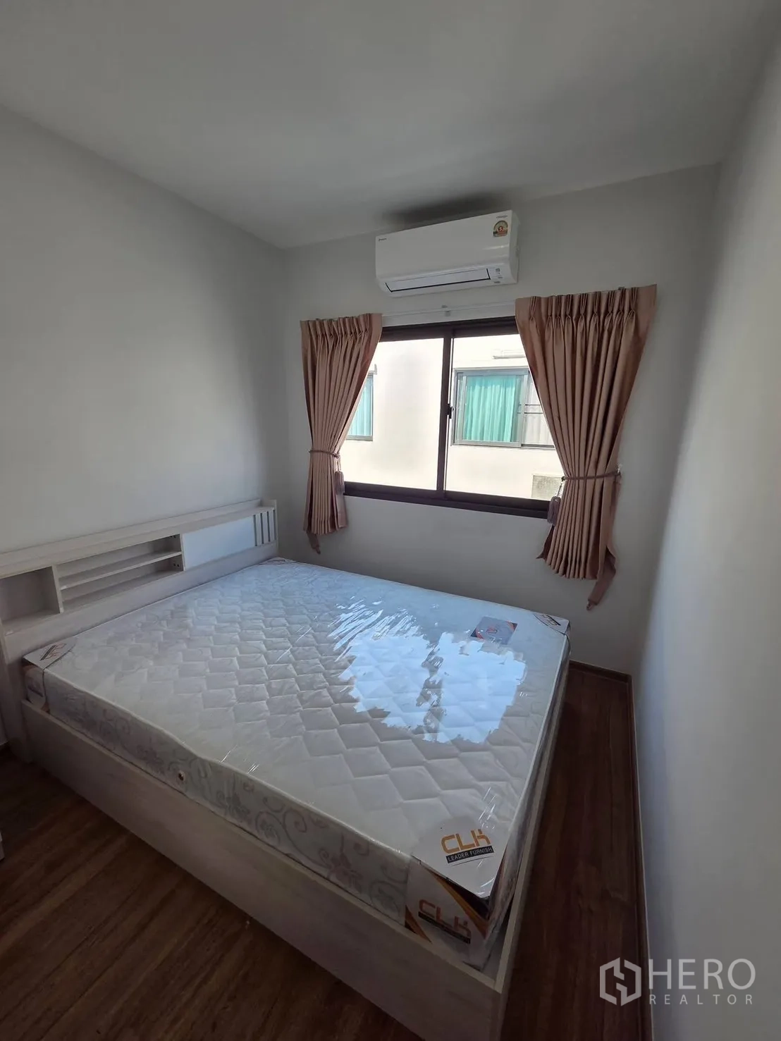 ทาวน์เฮาส์ for rent in Bang Phli, Samut Prakan - ห้องนอนขนาดกะทัดรัดพร้อมเตียง หน้าต่าง และแอร์แขวนผนัง