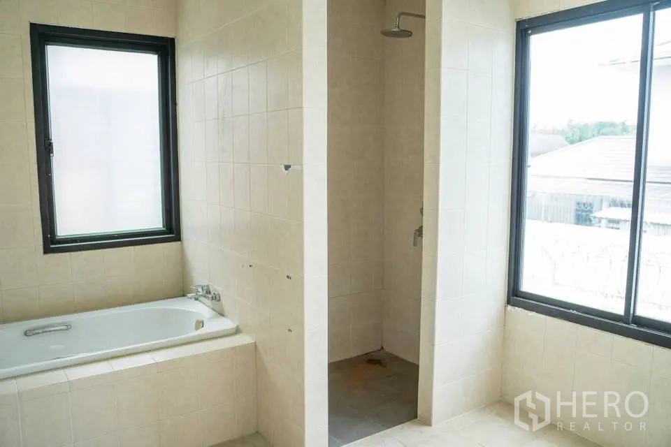 家庭办公室 for rent in Prawet, Bangkok - 明亮的瓷砖浴室，设有浴缸、独立淋浴间和大窗户。
