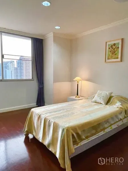 公寓 出租或出售在Watthana, Bangkok - 明亮卧室，城市景观窗与床头灯，木地板。