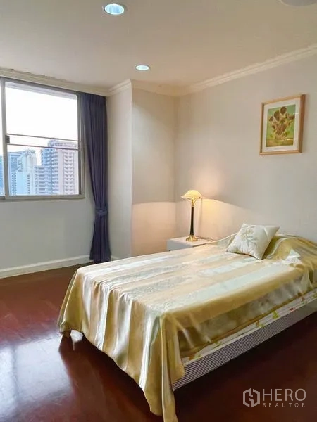公寓 出租或出售在Watthana, Bangkok - 明亮卧室，城市景观窗与床头灯，木地板。