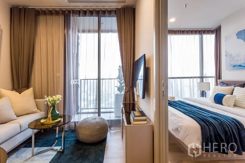 公寓 出租在Khlong Toei, Bangkok - 滑门分隔客厅与主卧，两侧均可通往阳台。