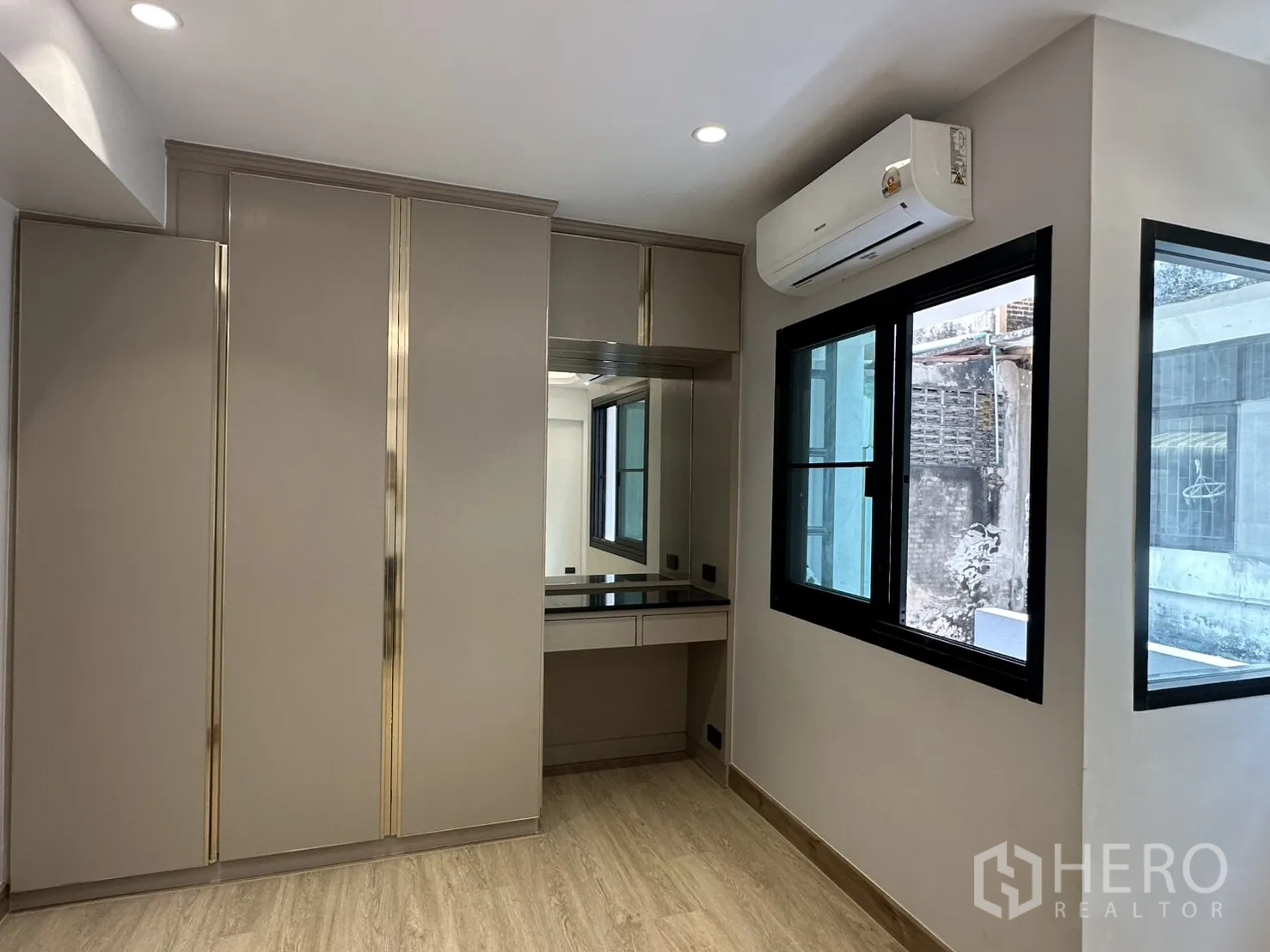 家庭办公室 for rent in Watthana, Bangkok - 转角卧室配衣柜、梳妆台与空调。
