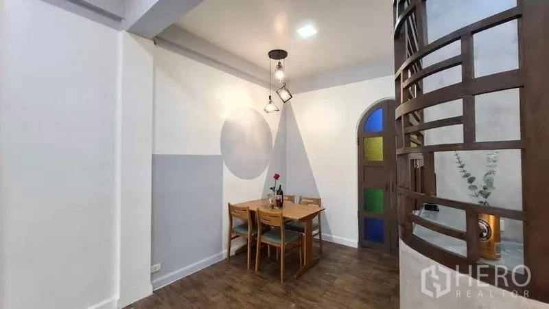 联排别墅 出租或出售在Chatuchak, Bangkok - 小巧用餐区，吊灯与拱形彩色门