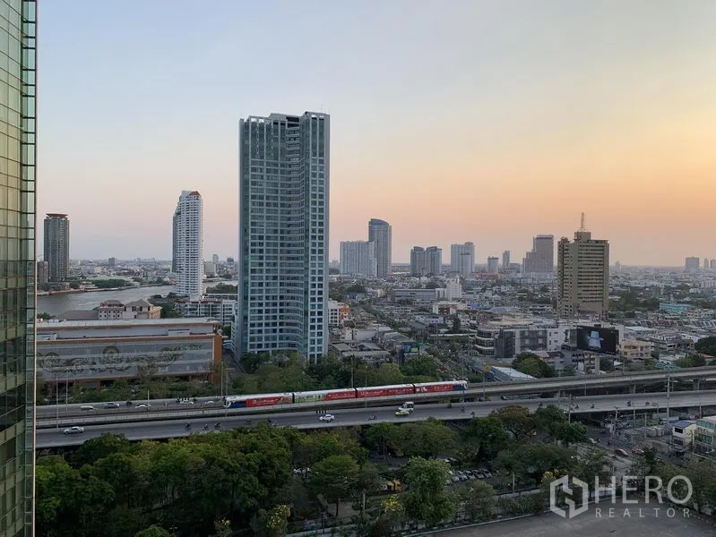 คอนโด ให้เช่าหรือขายในKhlong San, Bangkok - วิวพระอาทิตย์ตกย่านคลองสาน เห็นแม่น้ำเจ้าพระยา อาคารสูง และทางด่วน