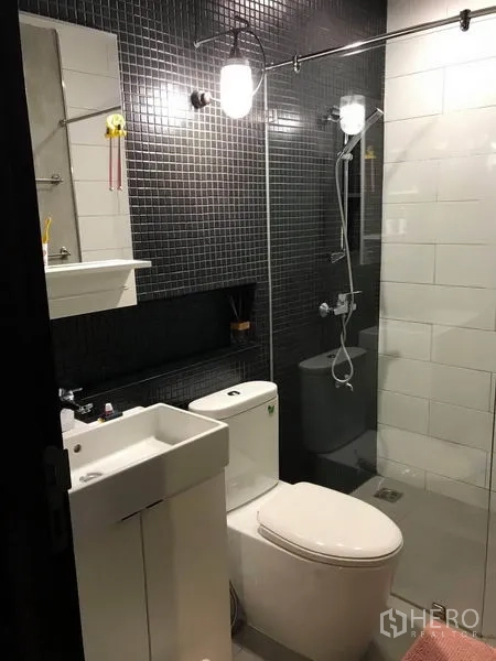 联排别墅 出售在Wang Thonglang, Bangkok - 现代浴室，玻璃淋浴间、马赛克墙砖与紧凑洗手台。