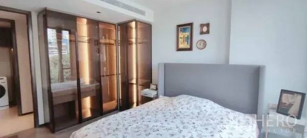 公寓 出租在Watthana, Bangkok - 主卧配软包床头与带灯玻璃衣柜。