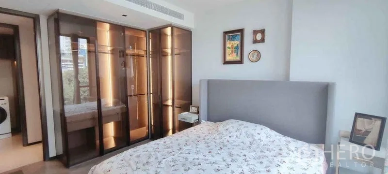 公寓 出租在Watthana, Bangkok - 主卧配软包床头与带灯玻璃衣柜。