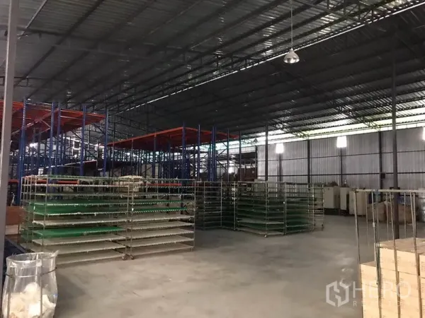 คลังสินค้า ให้เช่าในMueang Chon Buri, Chon Buri - พื้นที่จัดเก็บอุตสาหกรรม มีชั้นวางหลายระดับ ไฟสว่าง และพื้นที่โล่ง