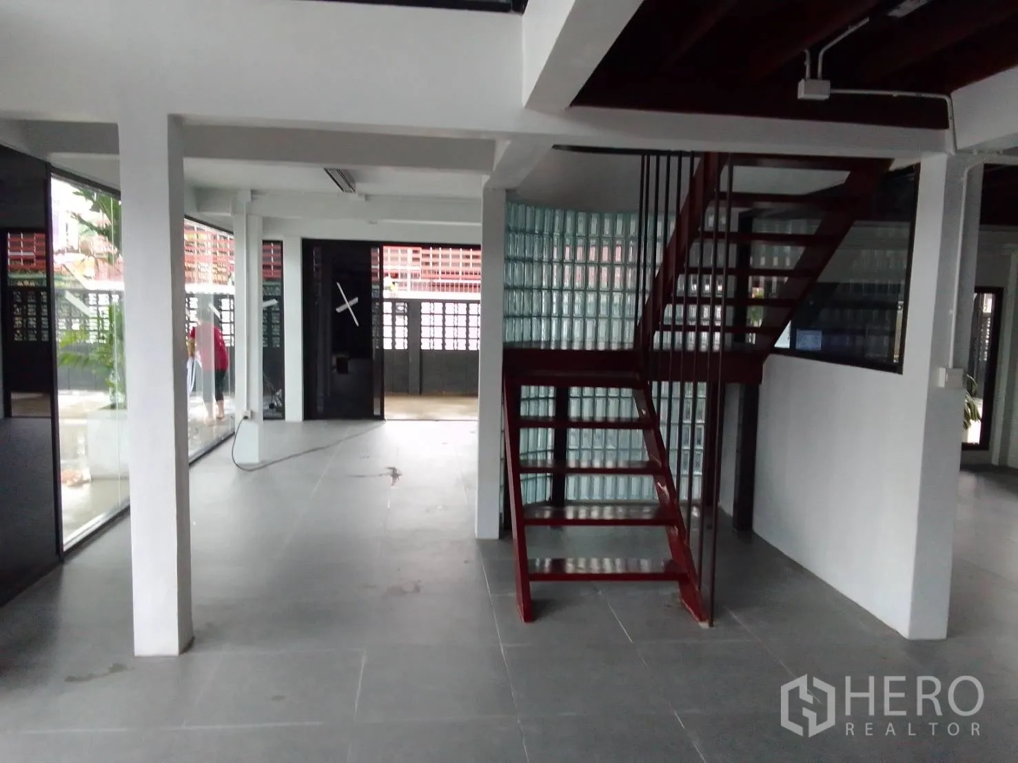 带办公室的家 出租在Wang Thonglang, Bangkok - 楼梯间配红色钢梯与玻璃砖景墙