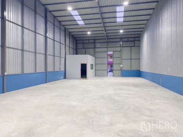 货栈 出租在Pak Kret, Nonthaburi - 宽敞的300㎡库区，内置办公室盒体与高卷闸入口