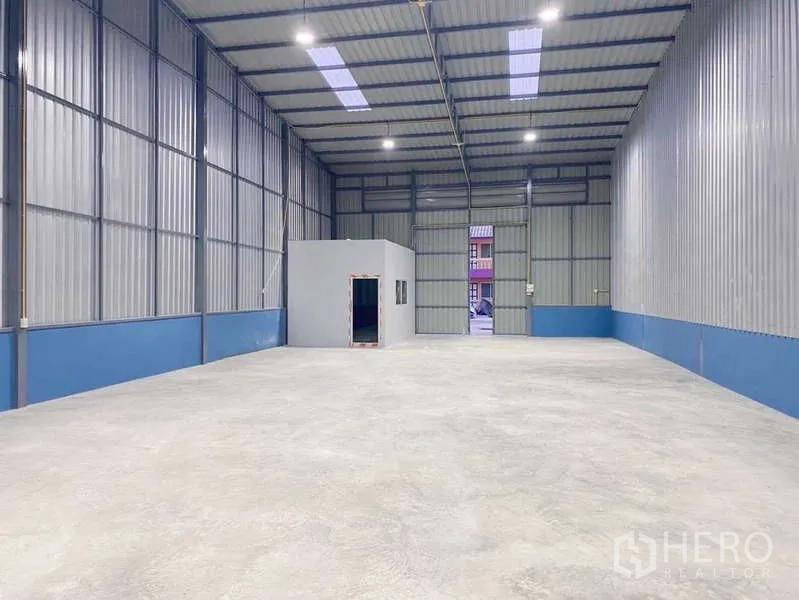 货栈 出租在Pak Kret, Nonthaburi - 宽敞的300㎡库区，内置办公室盒体与高卷闸入口