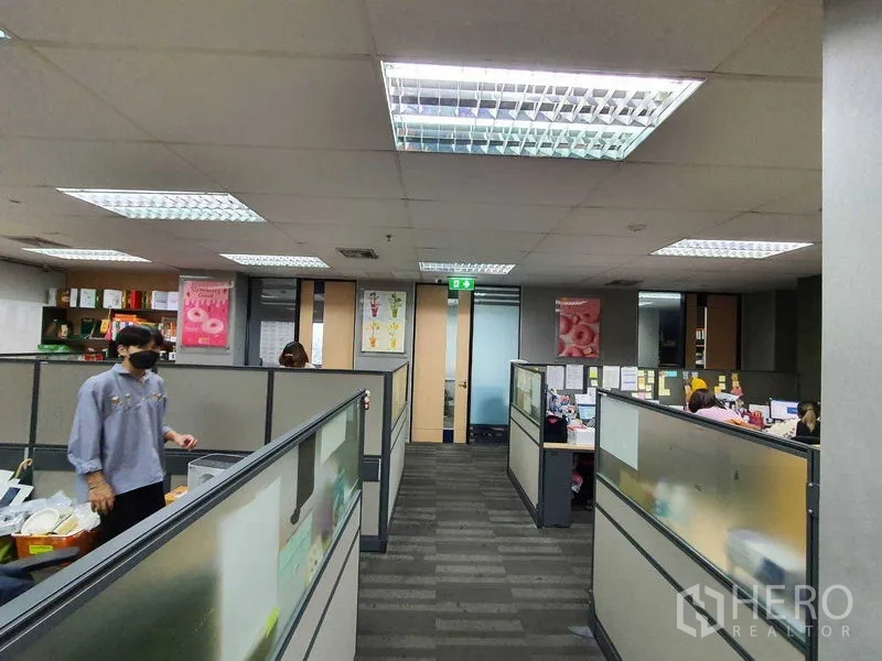 办公空间 出租在Watthana, Bangkok - 精装办公室内的低隔断工位区。