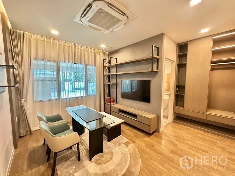 Detached House for rent in Samut Prakan - Multipurpose room with TV shelf, built-in storage and access to an ensuite.