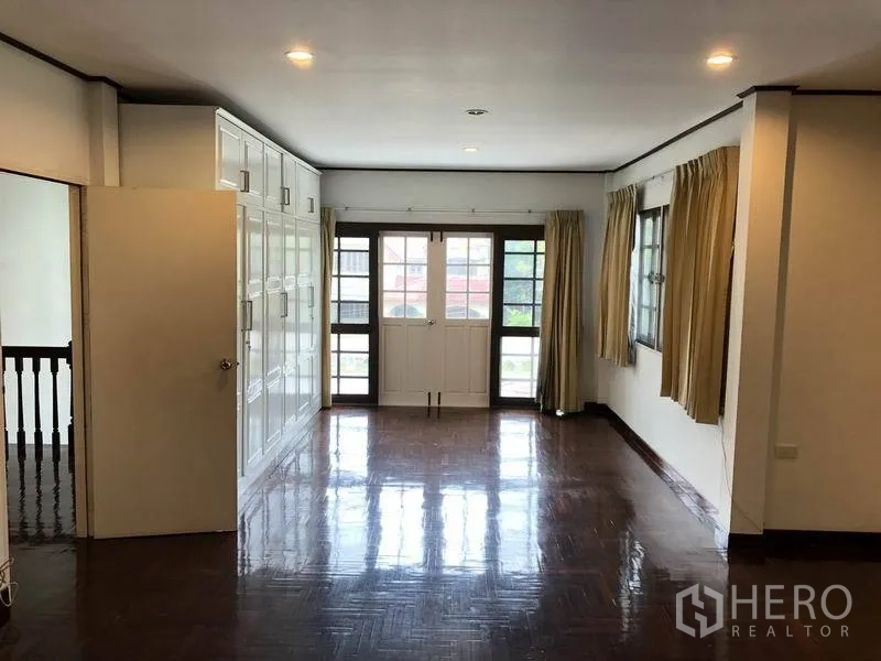บ้าน ให้เช่า - ห้องนอนใหญ่มีตู้บิวท์อินทั้งผนังและประตูระเบียงบานคู่