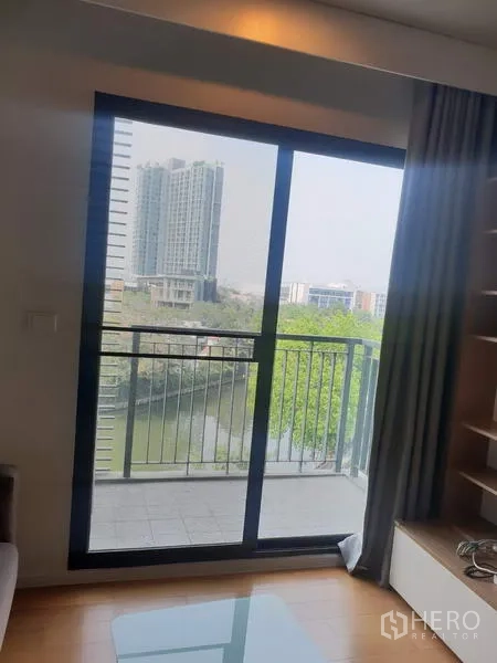 คอนโด ให้เช่าในWatthana, Bangkok - ระเบียงกระจกบานเลื่อน มองเห็นวิวคลองและเมือง