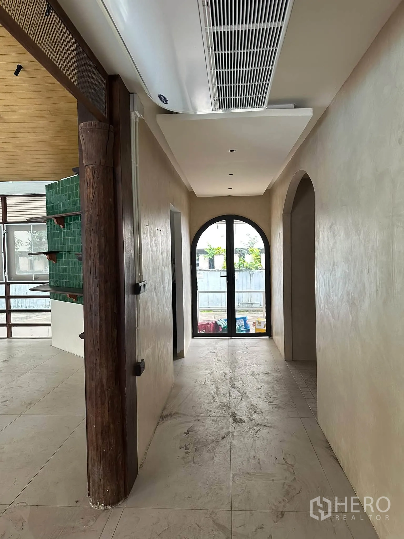 พื้นที่ขายของ for rent in Khlong Toei, Bangkok - โถงทางเดินเพดานติดเครื่องปรับอากาศแบบแขวนและประตูโค้ง