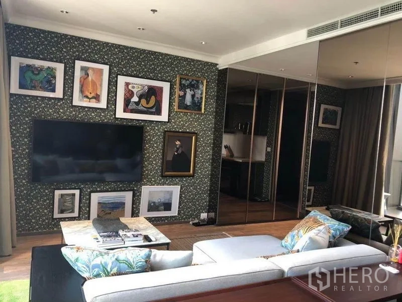 公寓 出租在Pathum Wan, Bangkok - 起居区设壁挂电视与画廊式装饰，旁为镜面衣柜