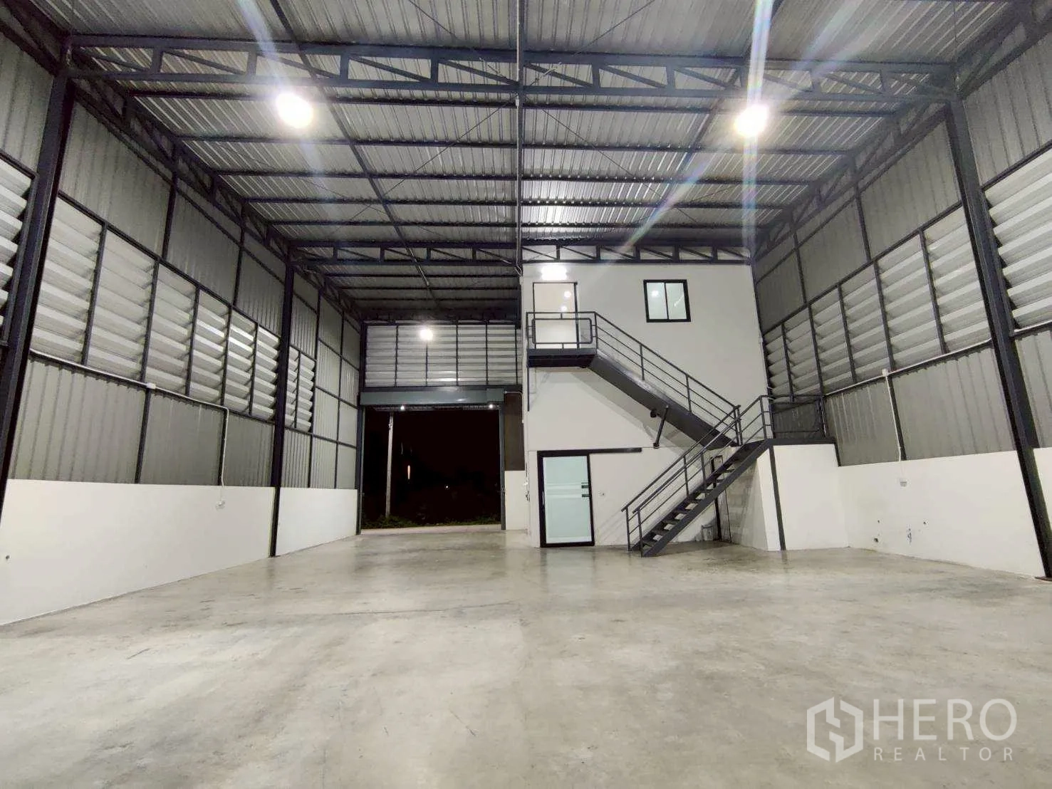 Warehouse for rent in Lam Luk Ka, Pathum Thani - Deep warehouse bay with internal office and stairs facing the loading entrance.