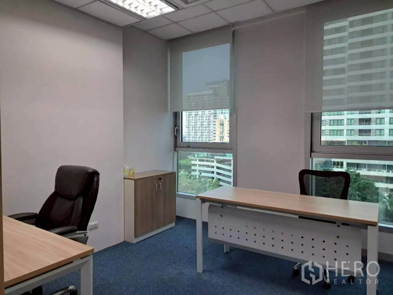 办公室 for rent in Sathon, Bangkok - 经理室配行政椅、储物柜与宽大窗户。