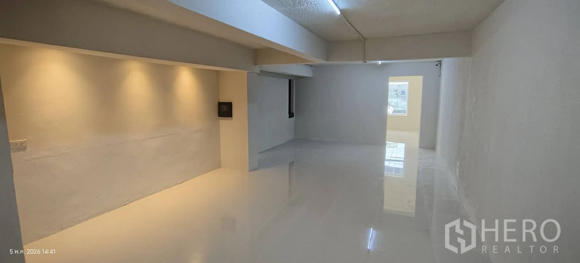 店屋 for rent in Watthana, Bangkok - 长形工作区，瓷砖地面，外露管线与电控面板