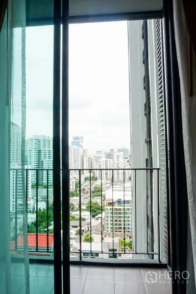 公寓 出售在Watthana, Bangkok - 推拉玻璃门通向阳台，俯瞰曼谷城市景观
