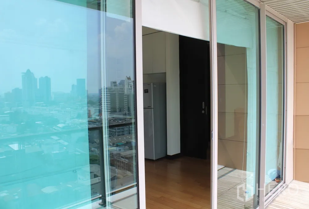 คอนโด ให้เช่าหรือขายในYan Nawa, Bangkok - ประตูกระจกบานเลื่อนจากระเบียงเข้าสู่ห้อง เห็นวิวเมืองและตู้เย็นในครัว