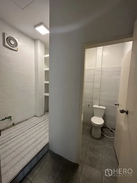 零售空间 出租在Bang Rak, Bangkok - 后勤走道带通风装置与独立卫生间。