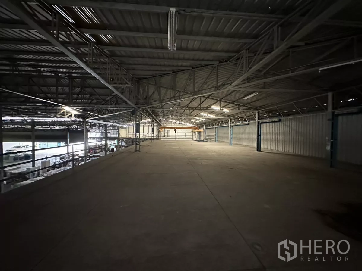 Warehouse for rent in Yan Nawa, Bangkok - Deep mezzanine span suitable for light storage and packing lines.