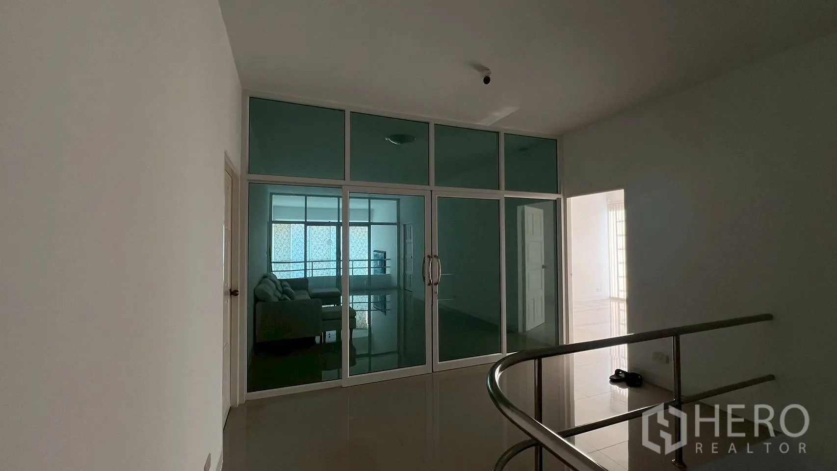 家庭办公室 for rent in Wang Thonglang, Bangkok - 楼梯平台配不锈钢栏杆，面对玻璃隔断房间。