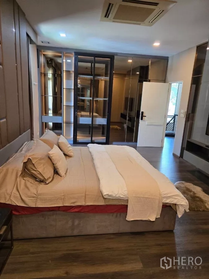 บ้าน ให้เช่าหรือขายในBang Phli, Samut Prakan - ห้องนอนใหญ่มุมมองอื่น ตู้เสื้อผ้ากระจกและทางออกสู่ระเบียง