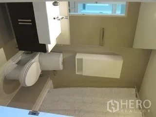 公寓 出租在Khlong Toei, Bangkok - 现代卫浴，设洗手台、坐便器与采光窗。