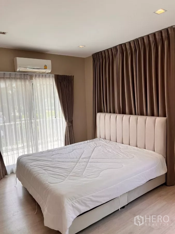 独立式住宅 出租在Lat Krabang, Bangkok - 主卧带推拉门外连阳台并配厚窗帘。