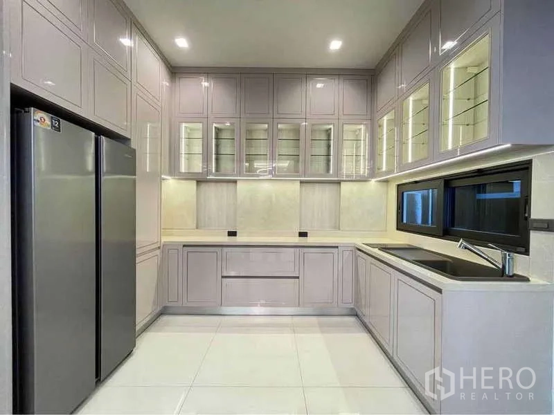 独立式住宅 出租在Bang Sue, Bangkok - 嵌入式厨房，玻璃门橱柜与对开门冰箱