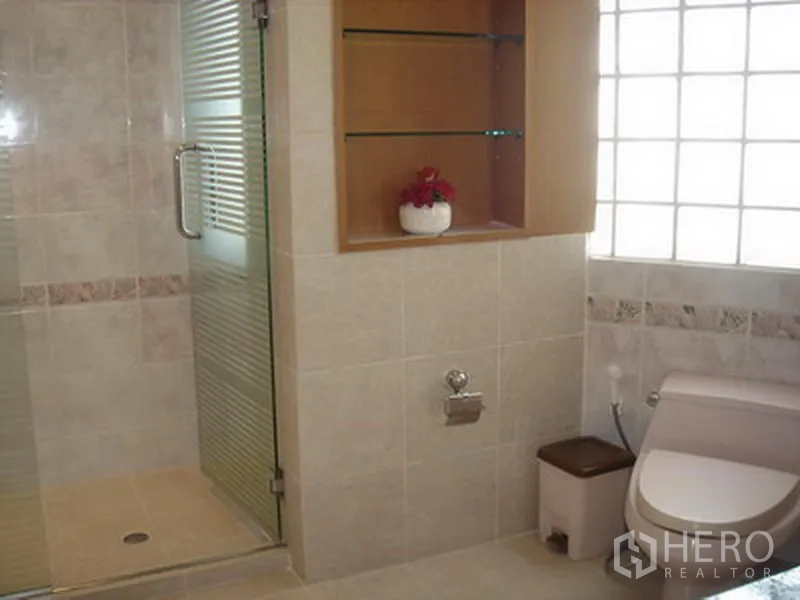 อพาร์ทเมนท์ ให้เช่าในKhlong Toei, Bangkok - ห้องน้ำพร้อมตู้ shower กระจก ช่องเก็บของแบบบิวท์อิน และผนังกระจกบล็อก