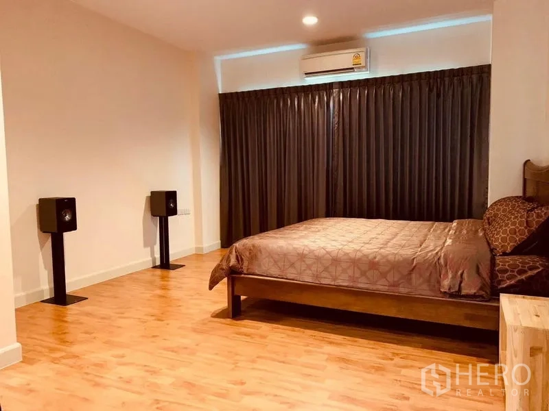 บ้าน ให้เช่าในPhasi Charoen, Bangkok - ห้องนอนใหญ่กว้าง พื้นไม้ เตียงคู่ และผ้าม่านกันแสง