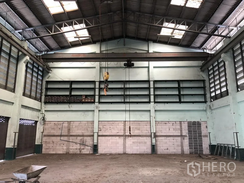 Warehouse for rent or sale in Lam Luk Ka, Pathum Thani - Warehouse bay with hoist and crane rails spanning the building width.