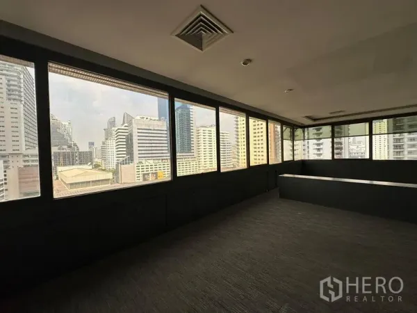 办公空间 出租在Watthana, Bangkok - 转角办公室，落地窗享阿索克天际线全景