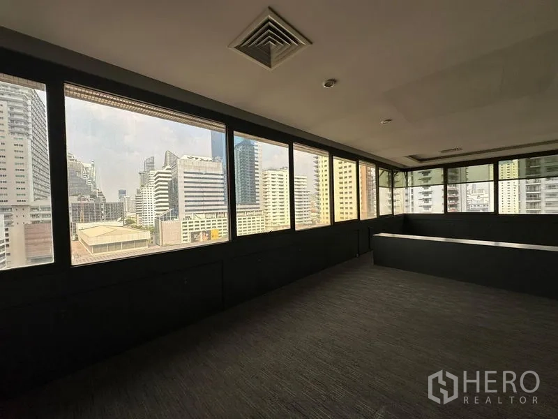 办公空间 出租在Watthana, Bangkok - 转角办公室，落地窗享阿索克天际线全景