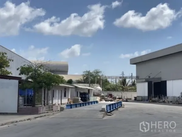 Warehouse for rent in Mueang Samut Sakhon, Samut Sakhon - Loading area with truck weighbridge, service buildings and industrial piping.
