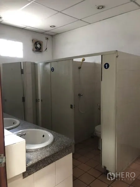 货栈 出租在Mueang Samut Prakan, Samut Prakan - 设施内的卫生间，配多间隔断、洗手盆与瓷砖地面。