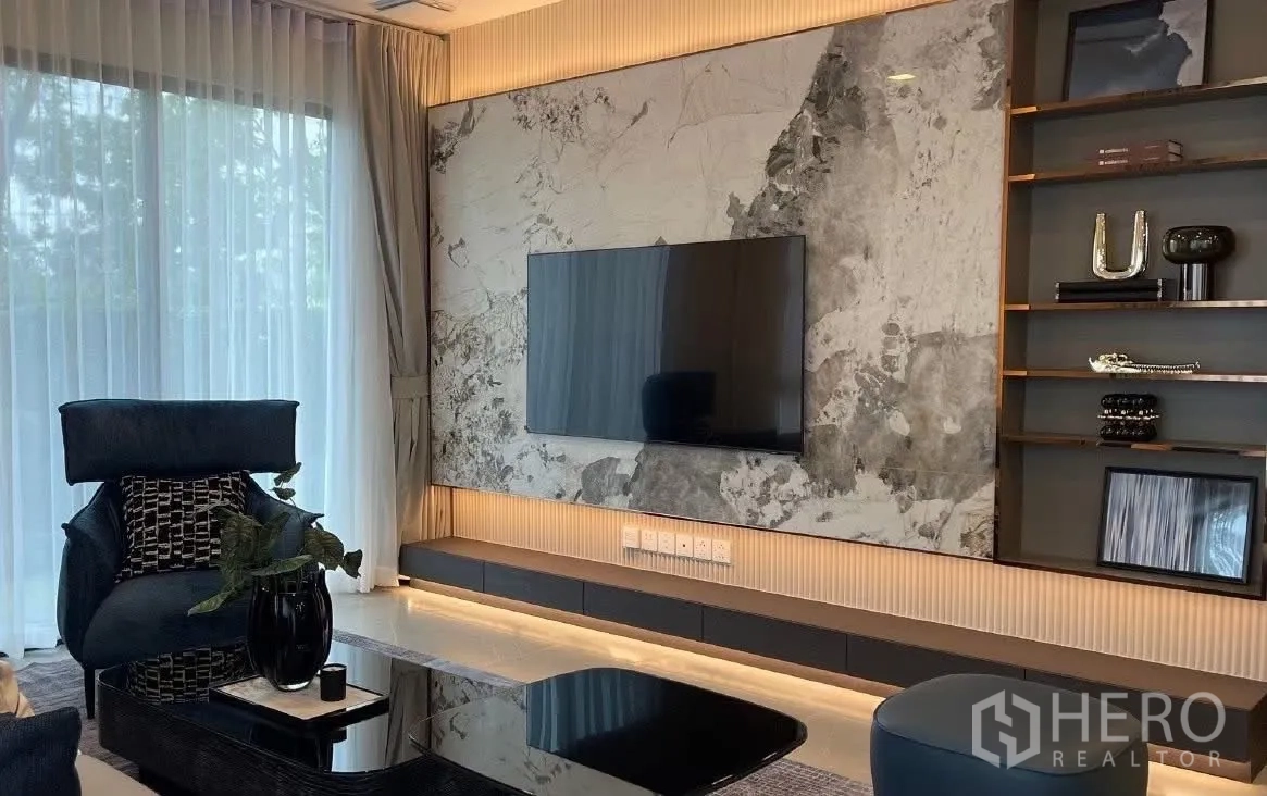 独栋房屋 for rent in Bang Phli, Samut Prakan - 电视墙，大屏电视与大理石饰面及展示层板。