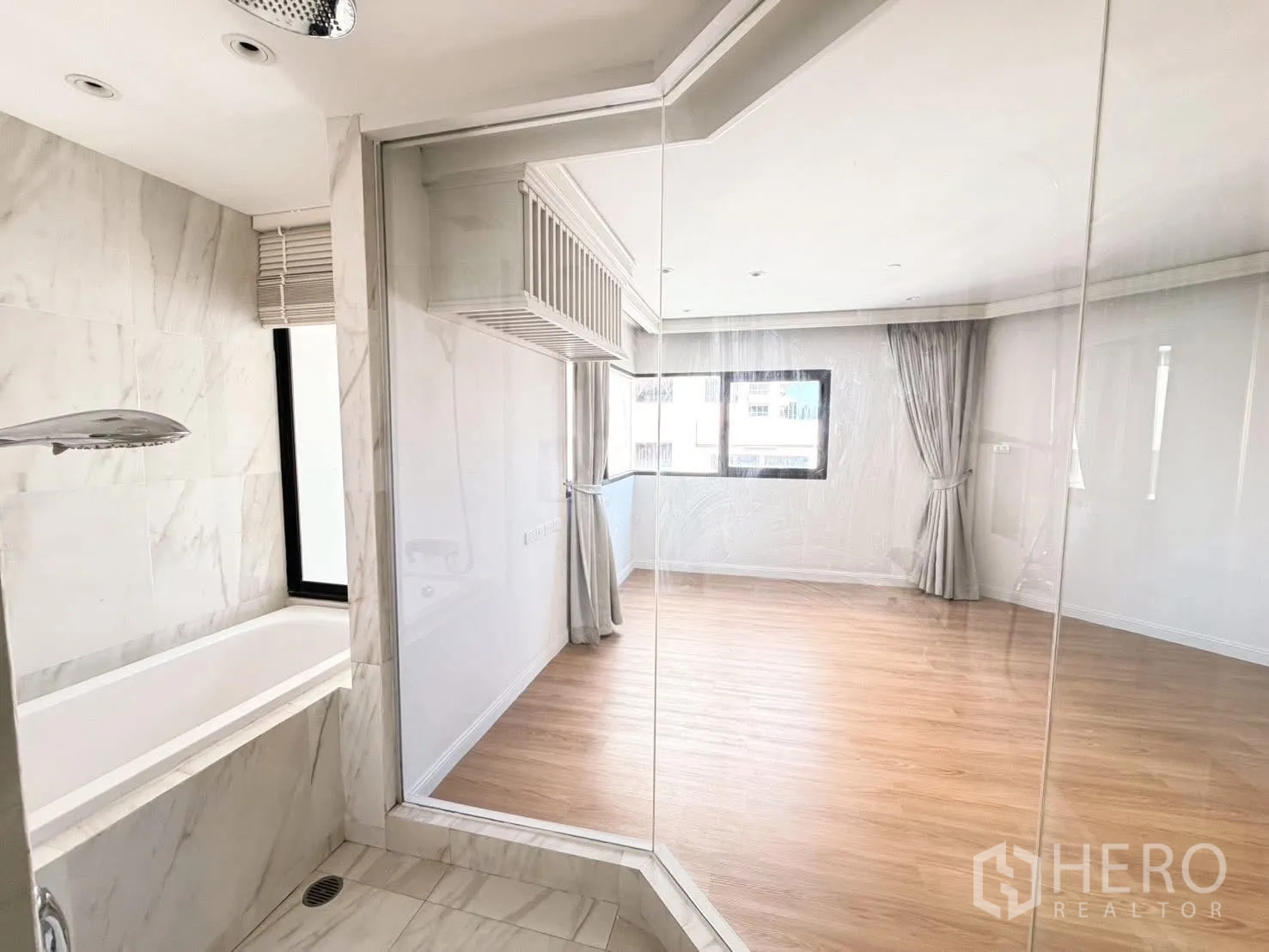 Condominium for rent or sale in Sathon, Bangkok - Shower room with bathtub and glass wall looking into the bedroom.