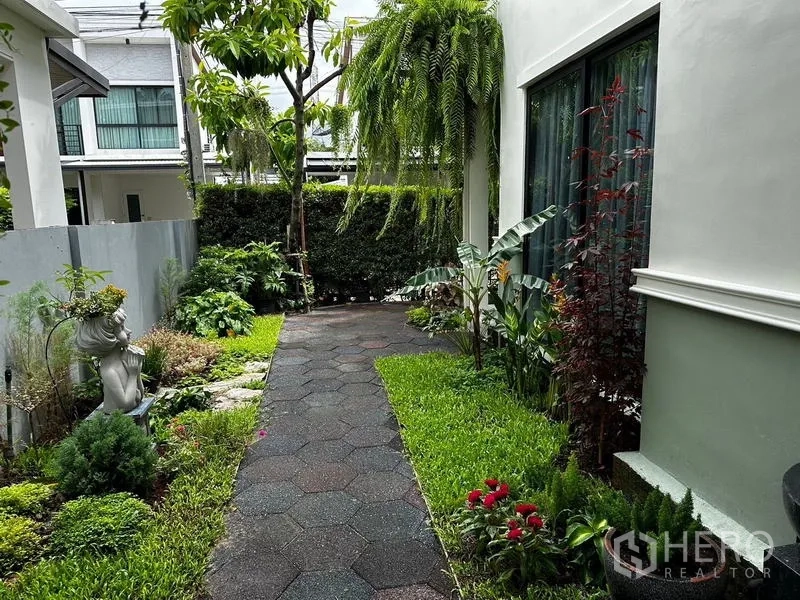 บ้าน ให้เช่าในPrawet, Bangkok - ทางเดินสวนจัดแต่งด้วยไม้นานาชนิดและรูปปั้นตกแต่ง